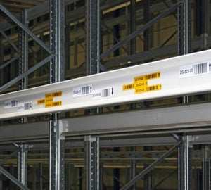 Gele en witte magazijnlabels op een magazijnrek met barcodes