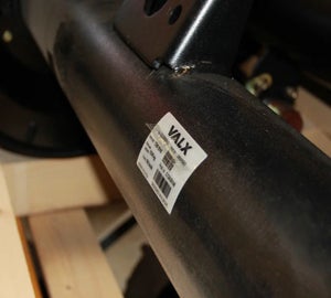 PaintLabel met barcode en productinformatie op zwart metalen frame