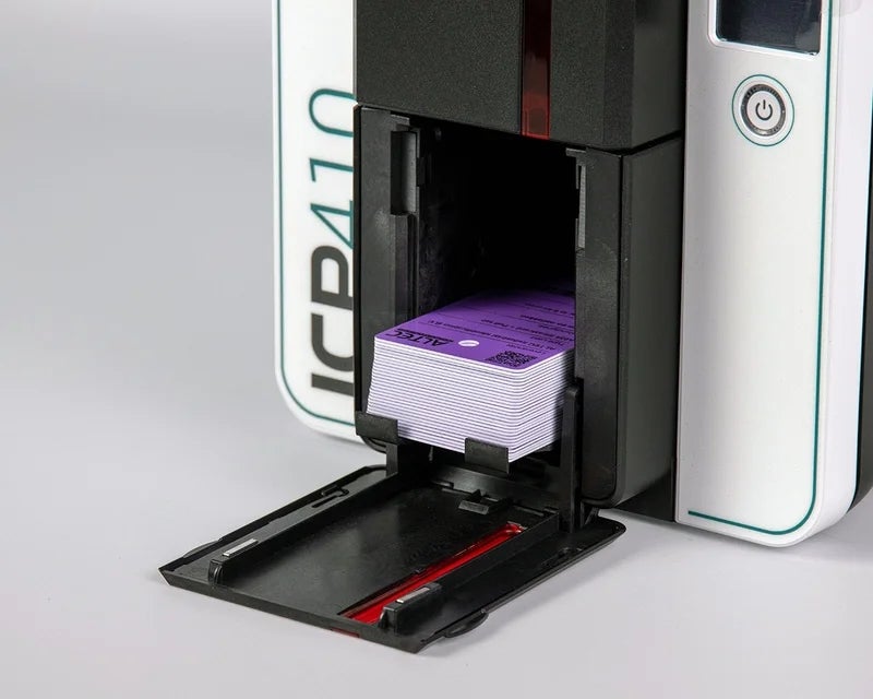 ICP-410 cardprinter met een stapel WetPaintCards in de printer