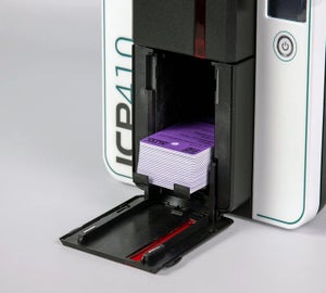 ICP-410 cardprinter met een stapel WetPaintCards in de printer