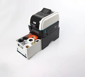 ATP Storage Unit onder een ATP-300 Pro labelprinter met diverse labelrollen overzichtelijk opgeborgen
