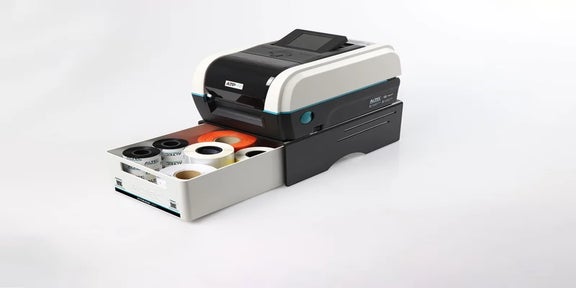 ATP Storage Unit onder een ATP-300 Pro labelprinter met diverse labelrollen overzichtelijk opgeborgen