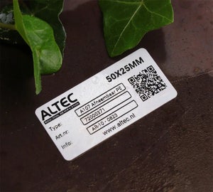 Verwijderbaar label van 50x25 mm met QR-code op metalen oppervlak voor buitengebruik