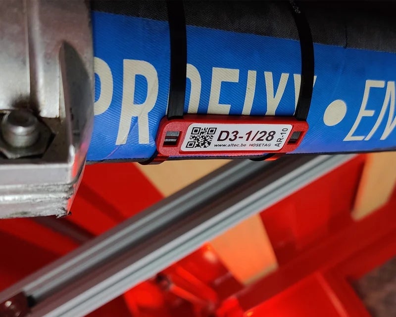 Rode HoseTag met QR-code bevestigd met twee zwarte nylon kabelbandjes