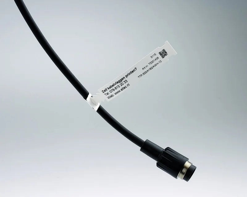 Witte kabelvlag met bedrijfsgegevens en QR-code op zwarte kabel met connector