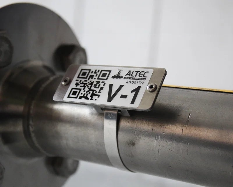 Fixing Tie Set voorzien van een Print & Protect label en bevestigd rond een leiding