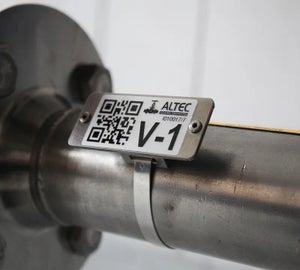 Fixing Tie Set voorzien van een Print & Protect label en bevestigd rond een leiding