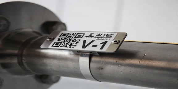 Fixing Tie Set voorzien van een Print & Protect label en bevestigd rond een leiding