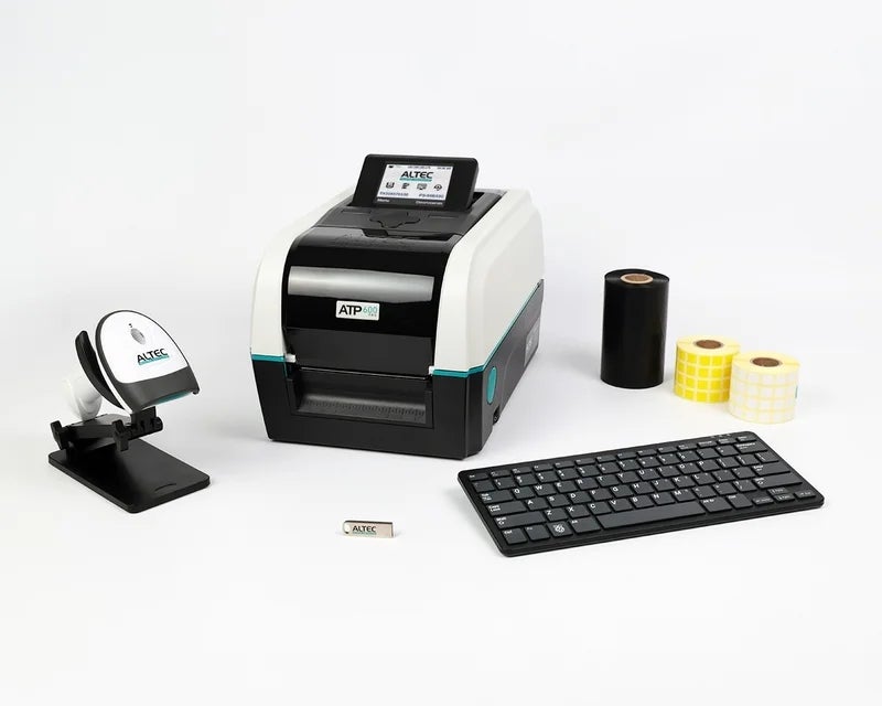 Apotheekset met ATP-600 Pro, barcodescanner, toetsenbord en labelrollen voor het herverpakken en verdelen van medicijnen 