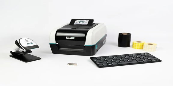 Apotheekset met ATP-600 Pro, barcodescanner, toetsenbord en labelrollen voor het herverpakken en verdelen van medicijnen 