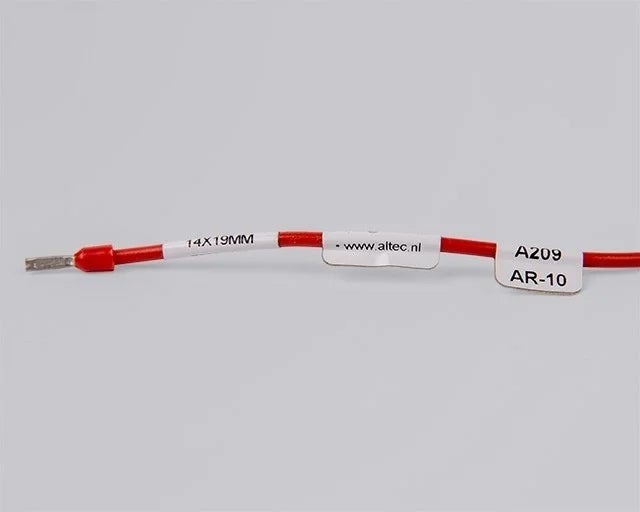 Witte draadlabels met productspecificaties op rode kabel
