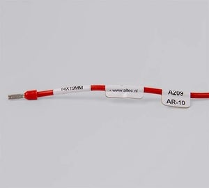 Witte draadlabels met productspecificaties op rode kabel