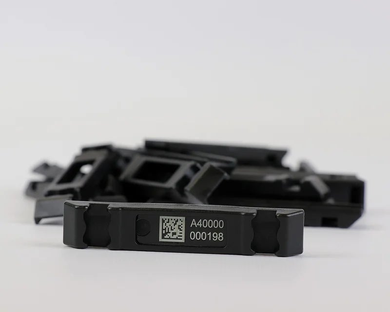 RFID HardTag houder met DataMatrix-code en serienummer, geplaatst voor aantal houders