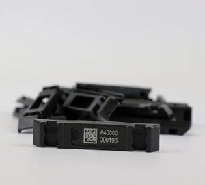 RFID HardTag houder met DataMatrix-code en serienummer, geplaatst voor aantal houders
