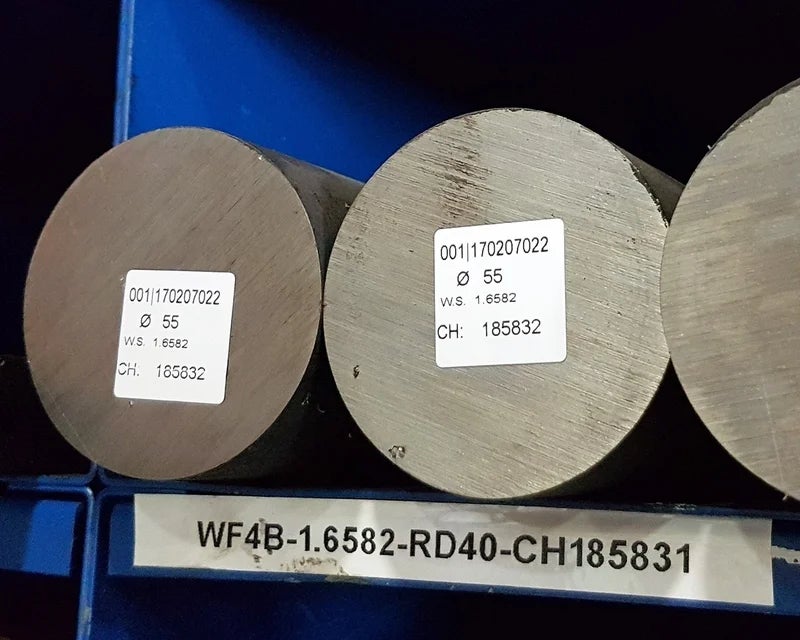 Witte ToughSurface Extreme labels met coderingen aangebracht op metalen staven in magazijn