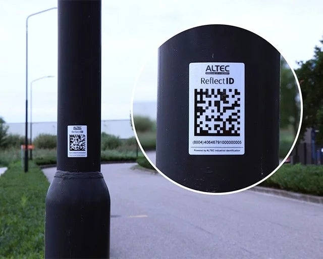 Reflecterend label op lichtmast voor duidelijke identificatie in de buitenruimte