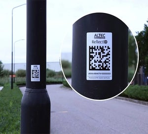 Reflecterend label op lichtmast voor duidelijke identificatie in de buitenruimte