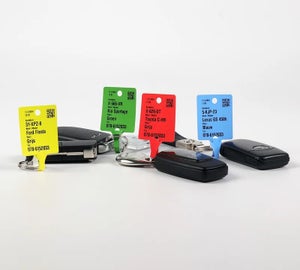 Sleutellabels voor sleutels met voertuiggegevens en QR-codes