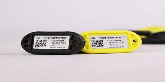 Zwarte en gele ChainTag naast elkaar voorzien van een Print & Protect label