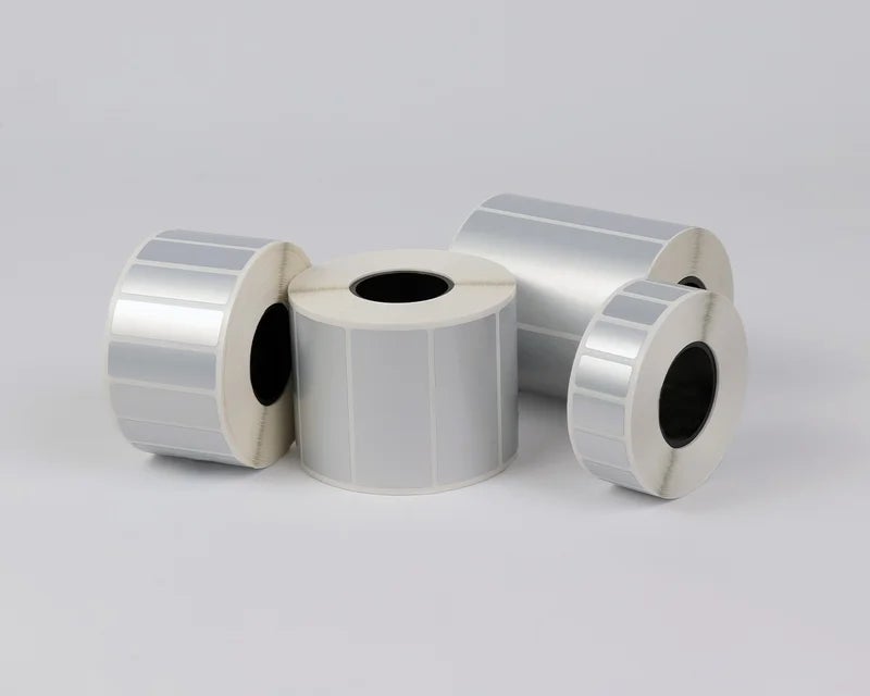 Rollen met gestanste industrial polyester labels voor industriële identificatie