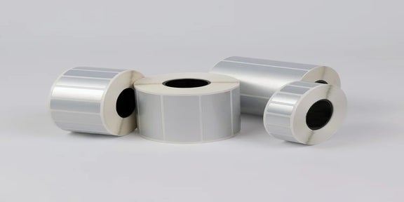 Rollen met gestanste industrial polyester labels voor industriële identificatie