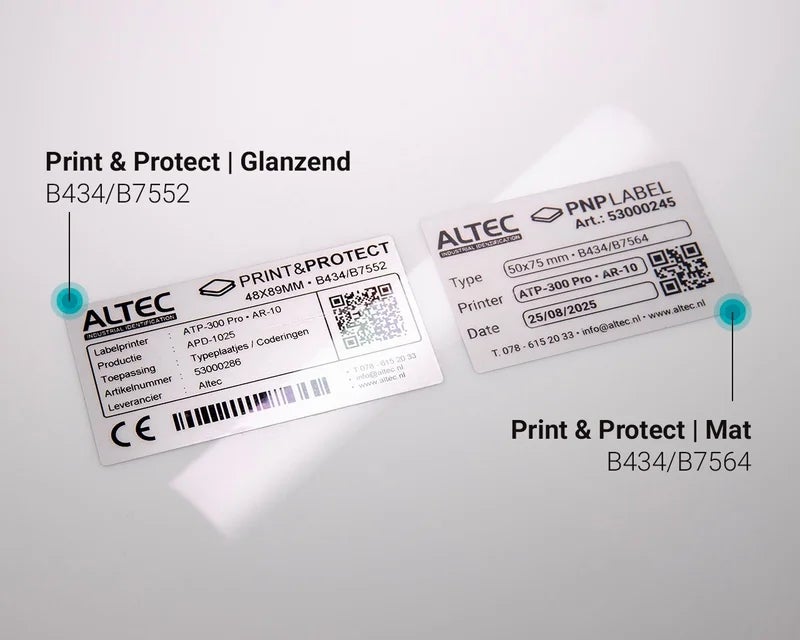 Vergelijking van glanzende en matte Print & Protect labels met barcode en QR-code