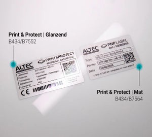 Vergelijking van glanzende en matte Print & Protect labels met barcode en QR-code