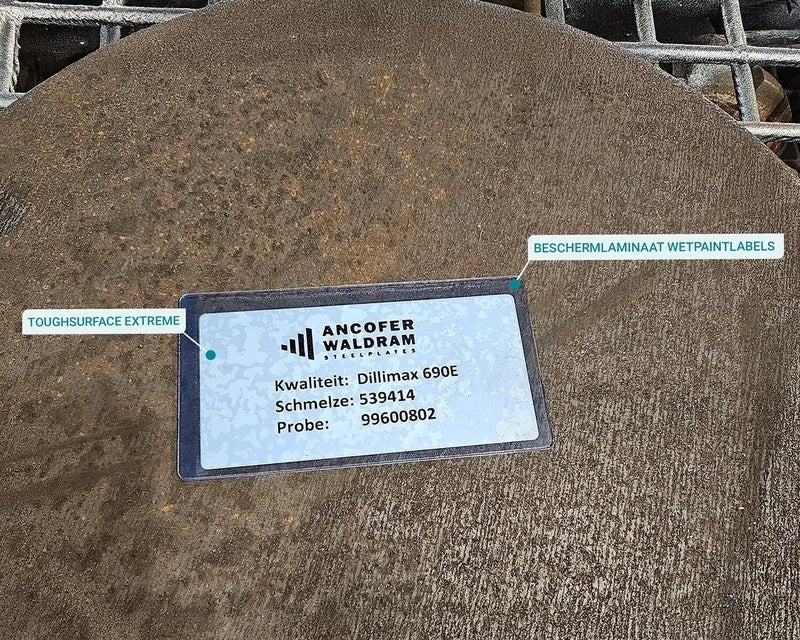 ToughSurface Extreme label met een beschermlaminaat voor WetPaintLabels aangebracht op ruw stalen oppervlak