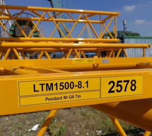 Industrial vinyl label met typeaanduiding en nummering op kraanconstructie