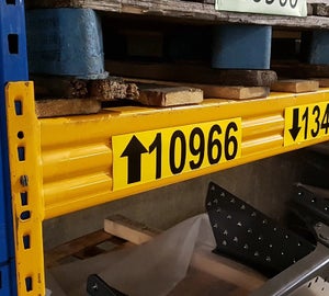 Gele magazijnlabels op een magazijnstelling