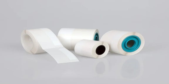 Witte ToughSurface Print & Laminate labels op rol voor duurzame identificatie op ruwe oppervlakken