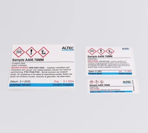 Voorbeelden van GHS labels in verschillende formaten met gevarensymbolen en identificatiegegevens
