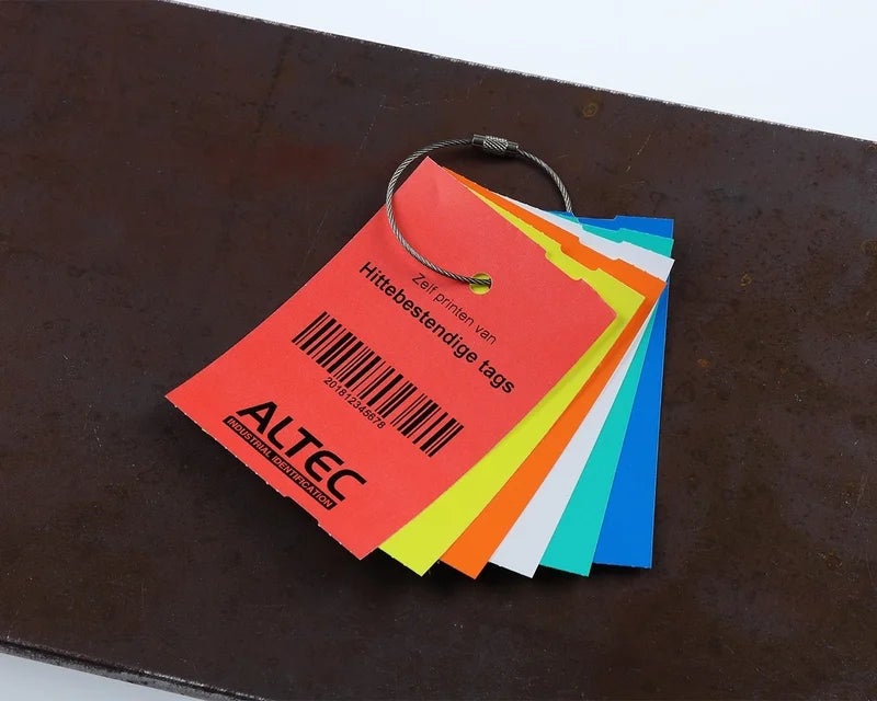Hittebestendige tags in rood, geel, oranje, wit, groen en blauw met barcode op stalen ondergrond