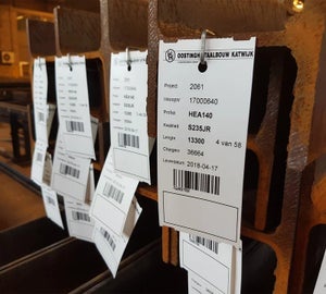 Industriële tags met barcode en projectinformatie bevestigd aan stalen profielen