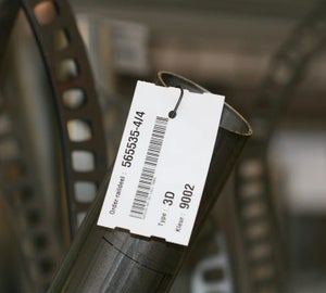Witte hittebestendige tag met barcode en ordergegevens bevestigd aan stalen buis
