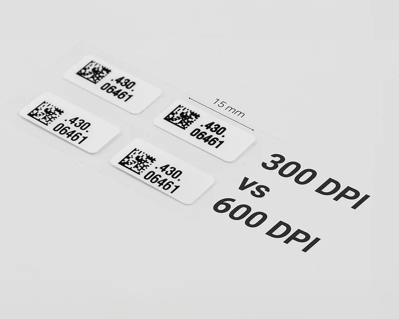 Vergelijking tussen 300 DPI en 600 DPI printkwaliteit op kleine labels met datamatrixcodes en tekst