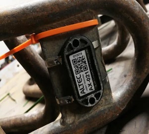 ChainTag bevestigd met RVS kabelbandjes aan een metalen onderdeel voorzien van QR-code en unieke codering