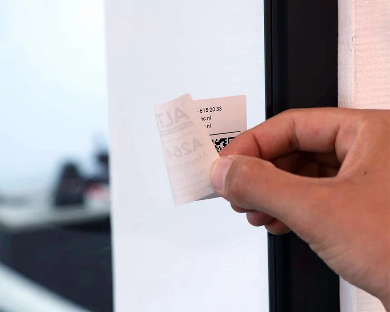 Verwijderbaar label op raam dat eenvoudig losgetrokken wordt zonder lijmresten