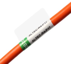 Full-color wikkellabel met tekst en kleurcodering op oranje kabel