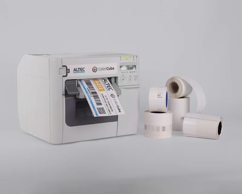 ColorCube labelprinter naast meerdere rollen blanco labels voor full-color toepassingen
