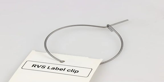 LabelClip als bevestigingsmateriaal voor hangende labels
