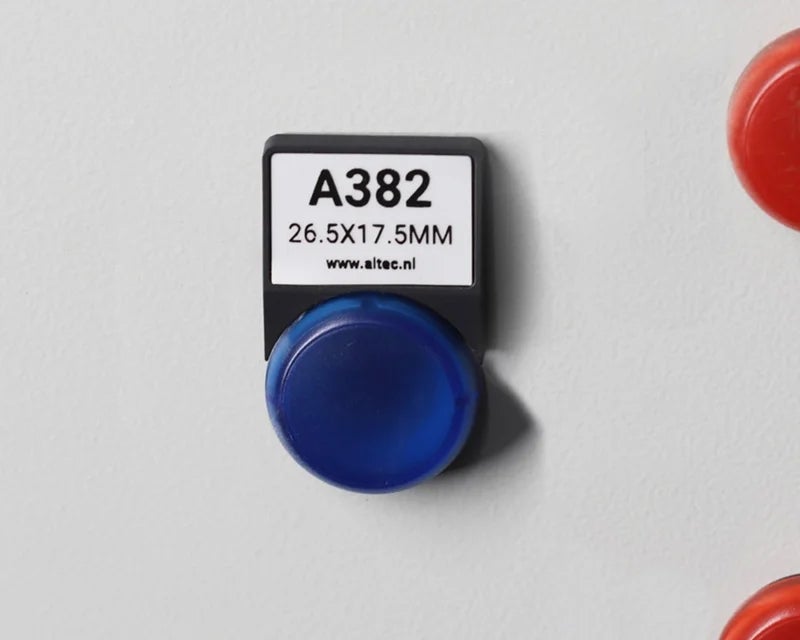 Wit ResoPrint label met codering in drukknophouder bij blauwe drukknop