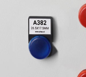 Wit ResoPrint label met codering in drukknophouder bij blauwe drukknop