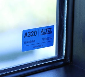 Gestanst industrial vinyl label met identificatie op raam