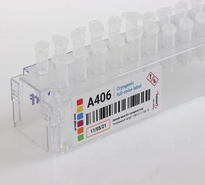Full-color cryogenic label aangebracht op cryogene opslagbox met buisjes