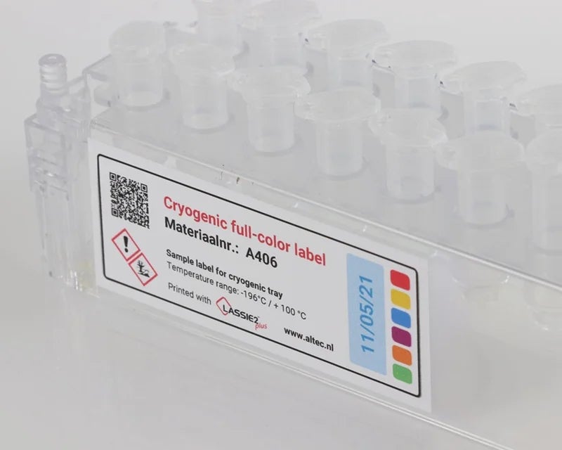 Full-color cryogenic label net QR-code en GHS symbolen aangebracht op cryogene opslagbox met buisjes