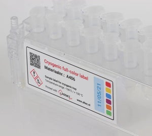 Full-color cryogenic label net QR-code en GHS symbolen aangebracht op cryogene opslagbox met buisjes