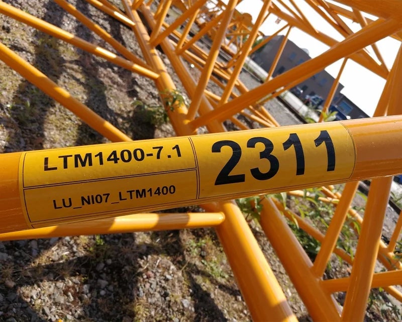 Slijtvast industrial vinyl label met codering op kraanonderdeel in buitenomgeving