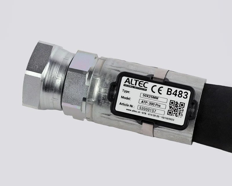 MultiTag met Print & Protect label bevestigd met RVS kabelbandje op een slangkoppeling