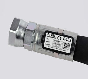 MultiTag met Print & Protect label bevestigd met RVS kabelbandje op een slangkoppeling